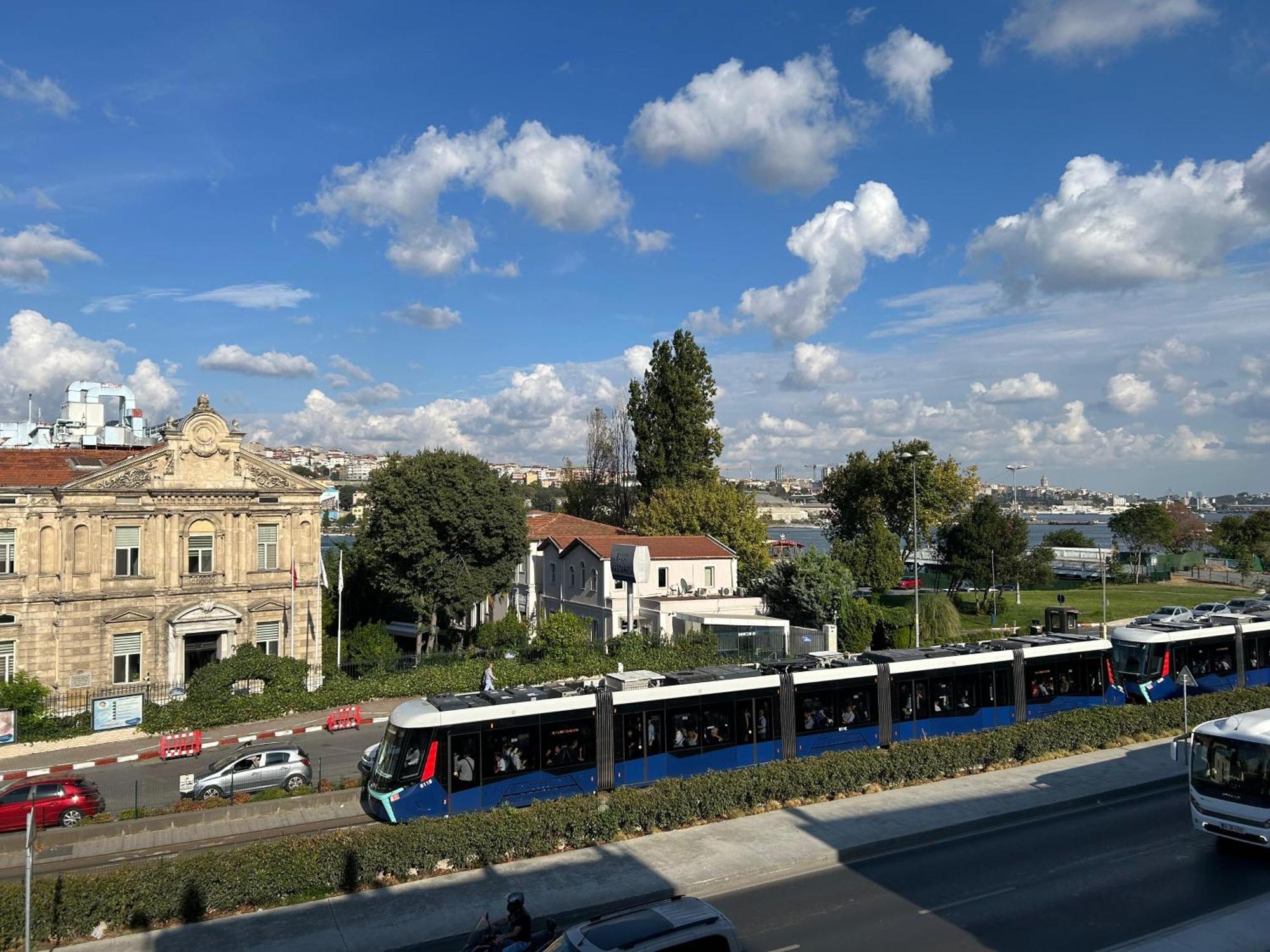 Waterfront Apartment By The Tram - Terrace With Dome & Golden Horn View In Fatih Стамбул Екстер'єр фото